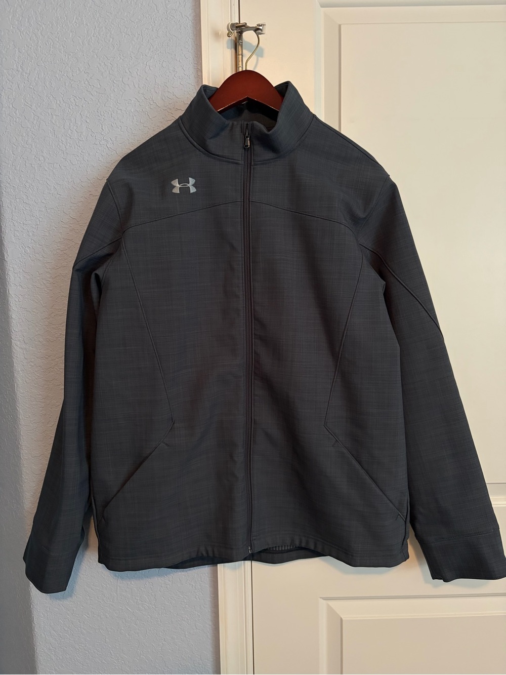 NWOT Under Armour Men's Dark Gray Lightweight Performance Jacket